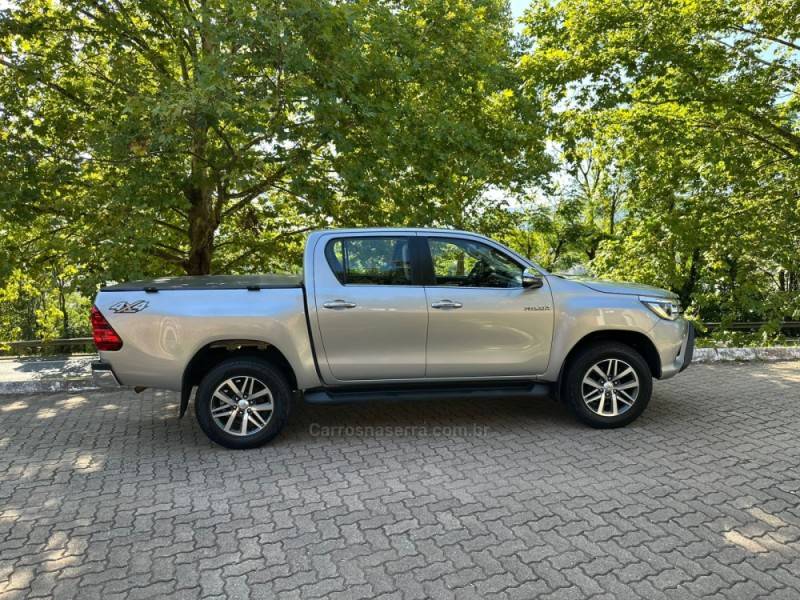 TOYOTA - HILUX - 2017/2017 - Prata - R$ 179.900,00