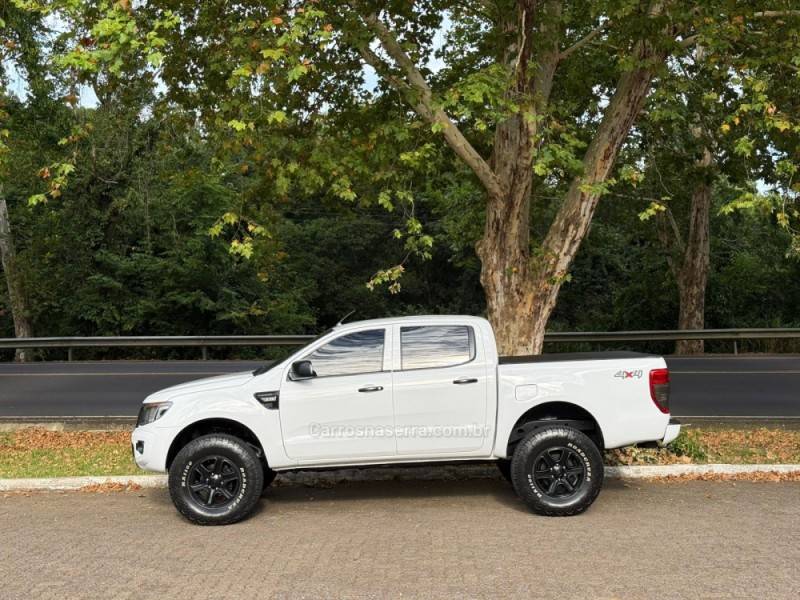 FORD - RANGER - 2012/2013 - Branca - R$ 110.900,00