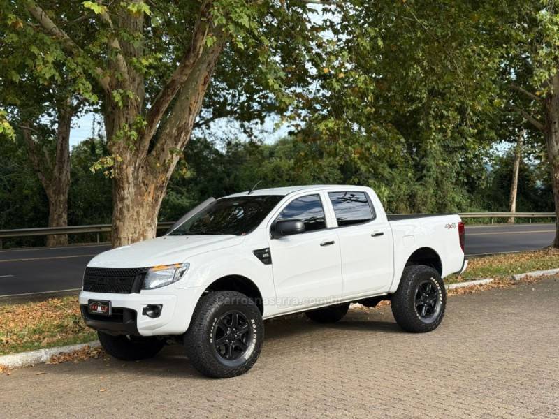 FORD - RANGER - 2012/2013 - Branca - R$ 110.900,00