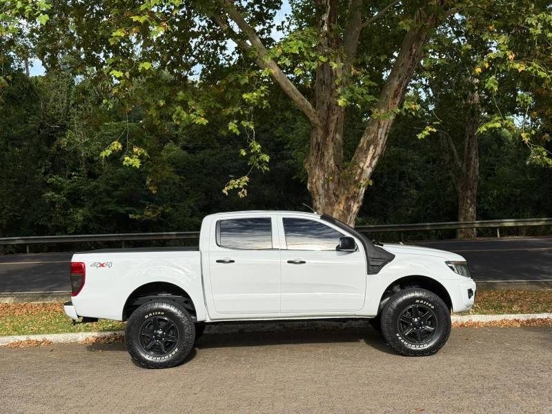 FORD - RANGER - 2012/2013 - Branca - R$ 110.900,00