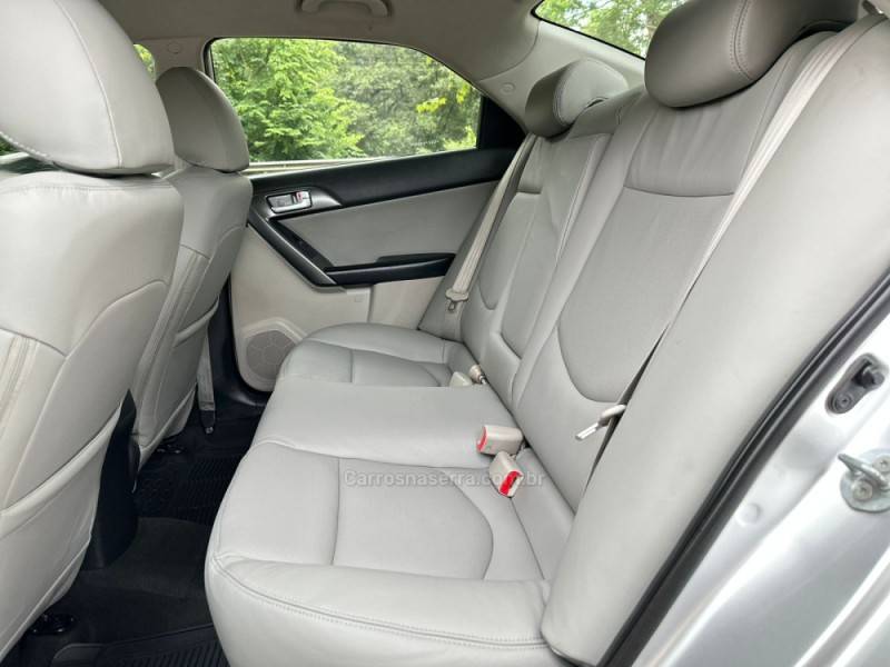 KIA MOTORS - CERATO - 2010/2011 - Prata - R$ 49.900,00