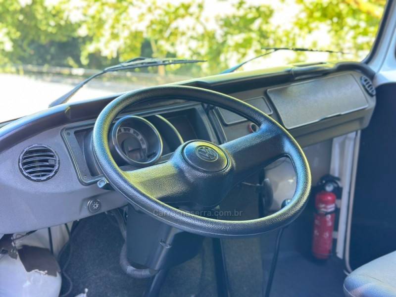 VOLKSWAGEN - KOMBI - 2013/2014 - Branca - R$ 67.900,00