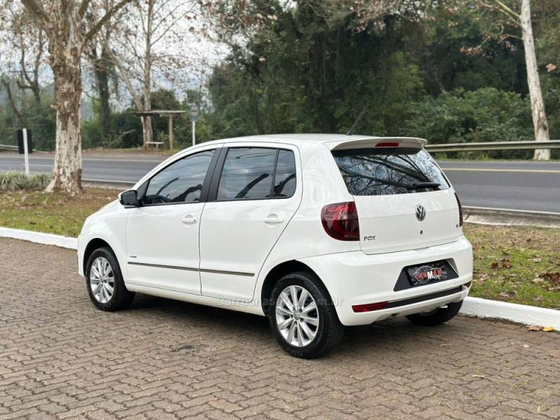 VOLKSWAGEN - FOX - 2010/2011 - Branca - R$ 38.900,00