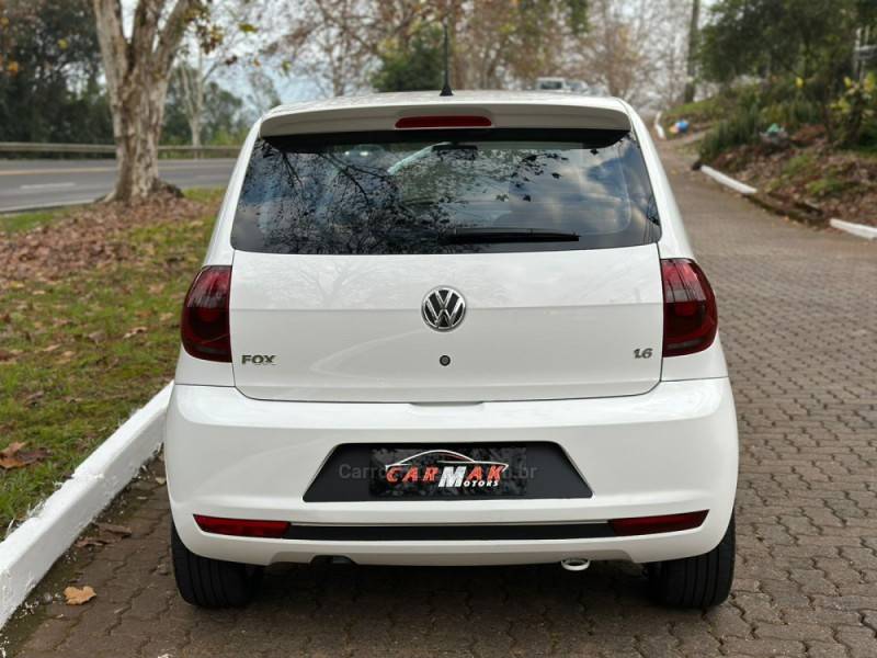VOLKSWAGEN - FOX - 2010/2011 - Branca - R$ 38.900,00