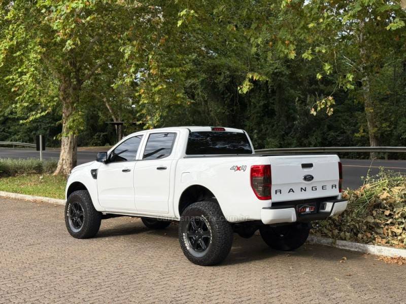 FORD - RANGER - 2012/2013 - Branca - R$ 110.900,00