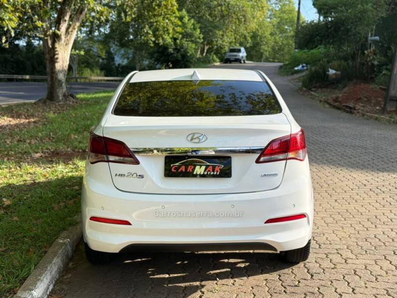 HYUNDAI - HB20S - 2016/2017 - Branca - R$ 68.900,00