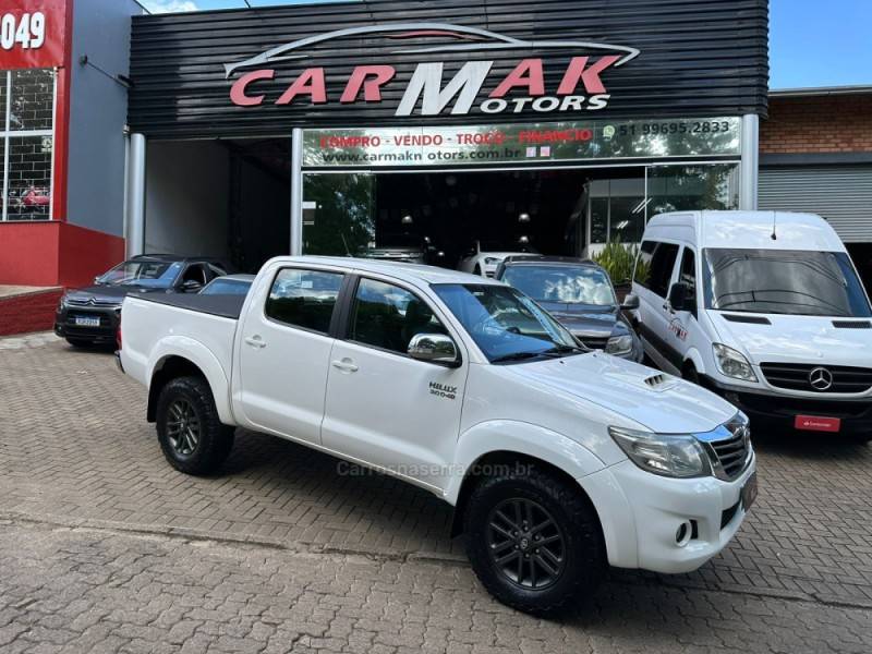 TOYOTA - HILUX - 2014/2015 - Branca - R$ 155.900,00