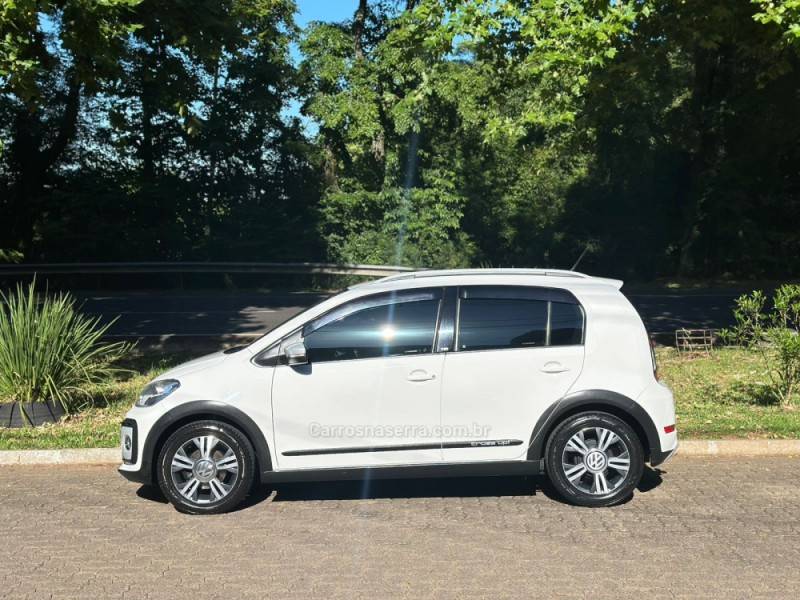 VOLKSWAGEN - UP - 2017/2018 - Branca - R$ 65.900,00