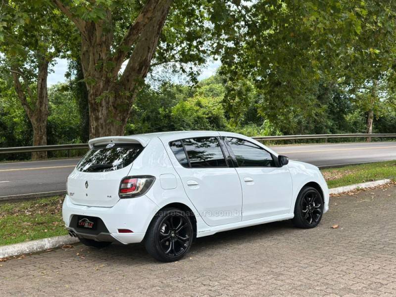 RENAULT - SANDERO - 2015/2016 - Branca - R$ 61.900,00