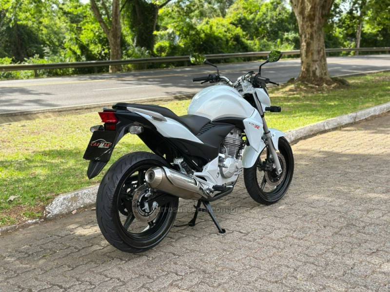 HONDA - CB 300R - 2014/2014 - Branca - R$ 16.900,00