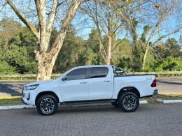 TOYOTA - HILUX - 2021/2021 - Branca - R$ 227.900,00