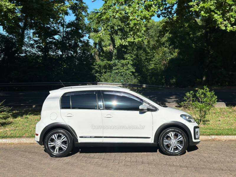 VOLKSWAGEN - UP - 2017/2018 - Branca - R$ 65.900,00