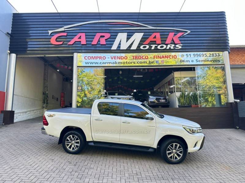 TOYOTA - HILUX - 2017/2018 - Branca - R$ 175.000,00