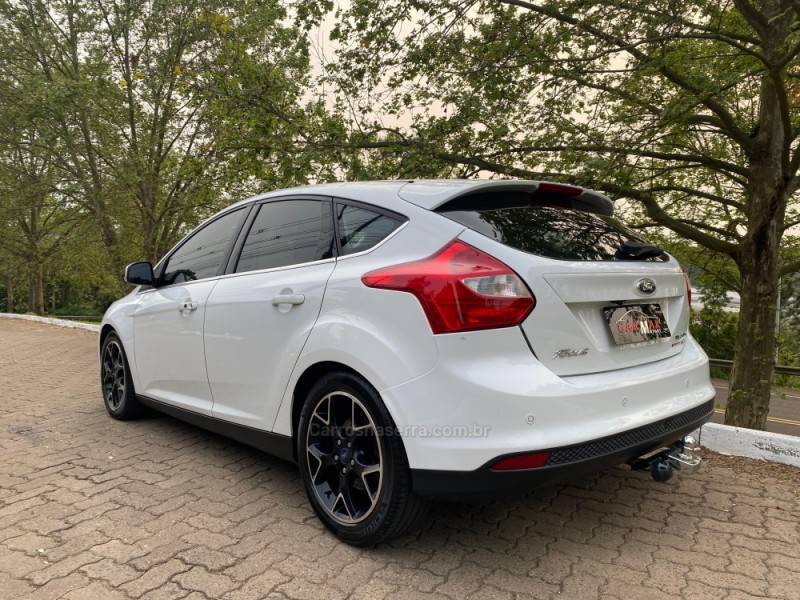 FORD - FOCUS - 2014/2015 - Branca - R$ 59.900,00