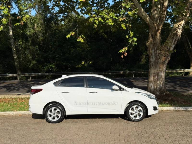 HYUNDAI - HB20S - 2016/2017 - Branca - R$ 68.900,00