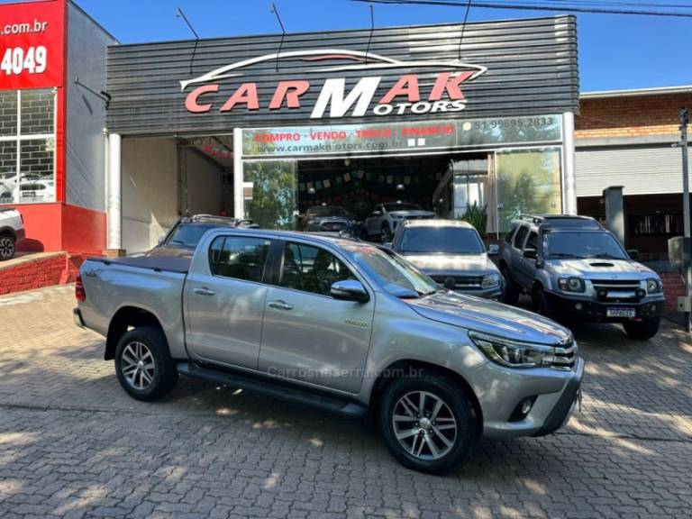 TOYOTA - HILUX - 2017/2017 - Prata - R$ 179.900,00