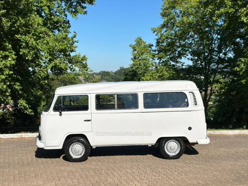 VOLKSWAGEN - KOMBI - 2013/2014 - Branca - R$ 67.900,00