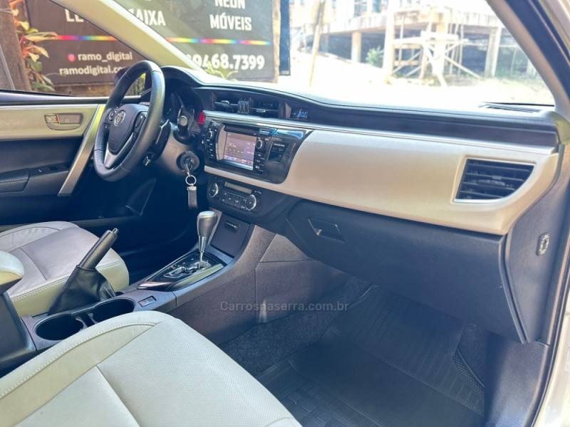 TOYOTA - COROLLA - 2016/2017 - Prata - R$ 94.900,00