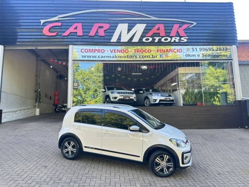 VOLKSWAGEN - UP - 2017/2018 - Branca - R$ 65.900,00