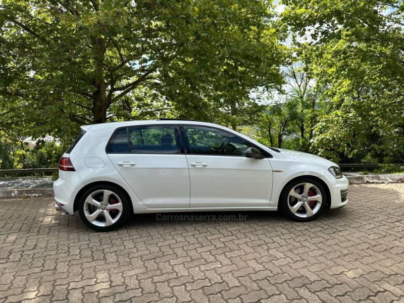 VOLKSWAGEN - GOLF - 2015/2016 - Branca - R$ 145.900,00