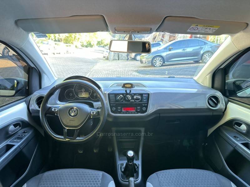 VOLKSWAGEN - UP - 2017/2018 - Branca - R$ 65.900,00