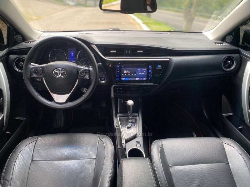 TOYOTA - COROLLA - 2018/2019 - Prata - R$ 110.900,00