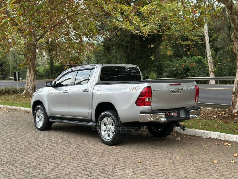 TOYOTA - HILUX - 2017/2017 - Prata - R$ 179.900,00