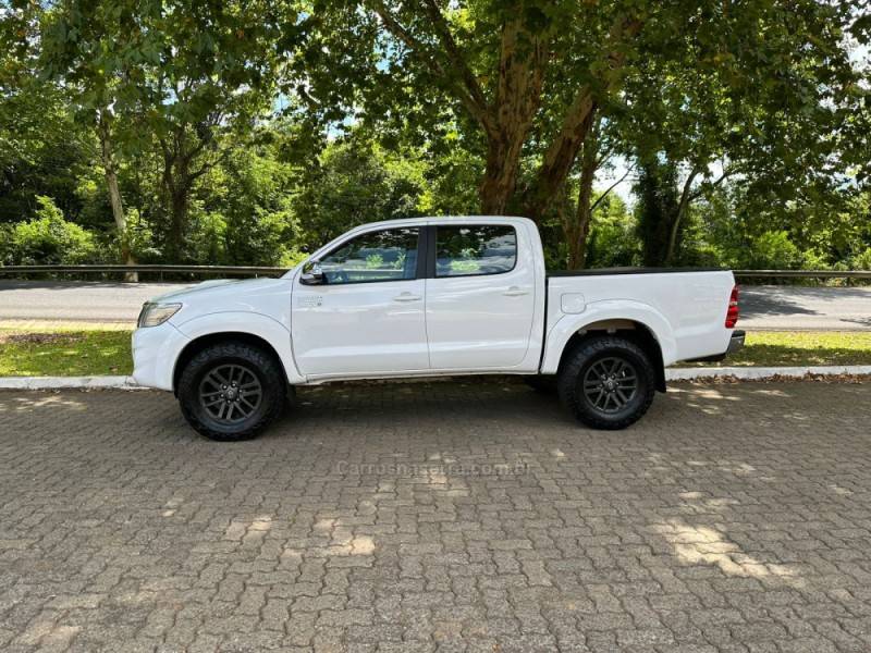 TOYOTA - HILUX - 2014/2015 - Branca - R$ 155.900,00