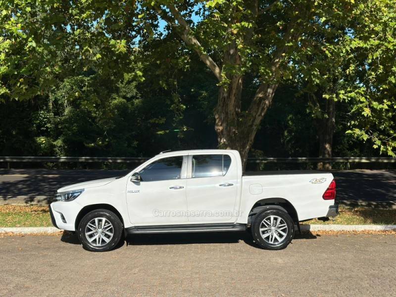 TOYOTA - HILUX - 2017/2018 - Branca - R$ 175.000,00