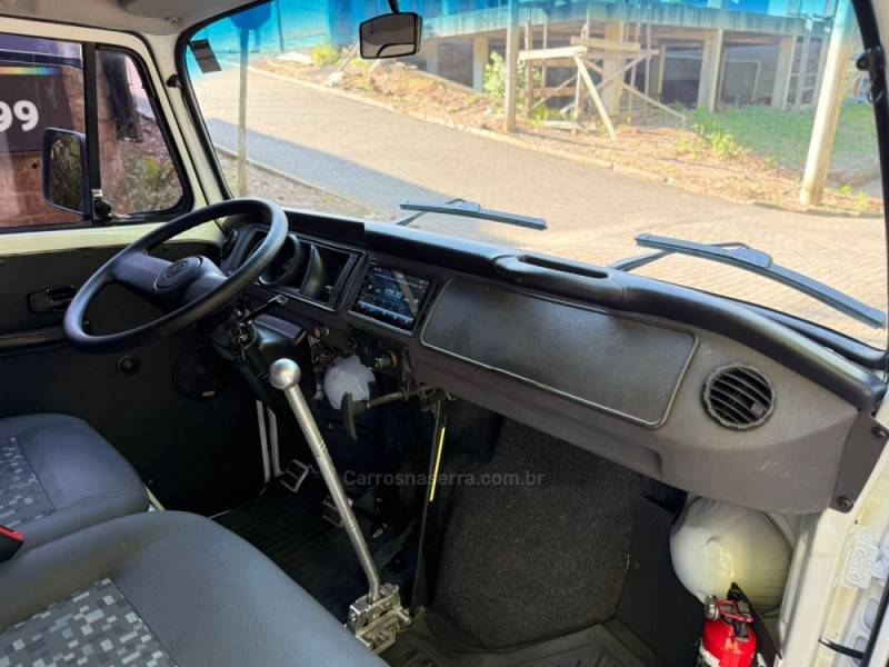 VOLKSWAGEN - KOMBI - 2013/2014 - Branca - R$ 68.900,00