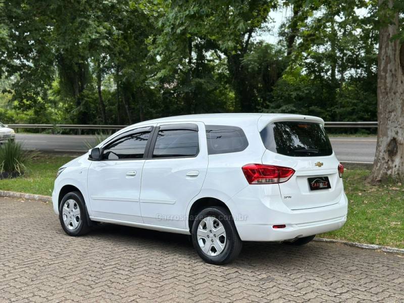 CHEVROLET - SPIN - 2023/2024 - Branca - R$ 84.900,00