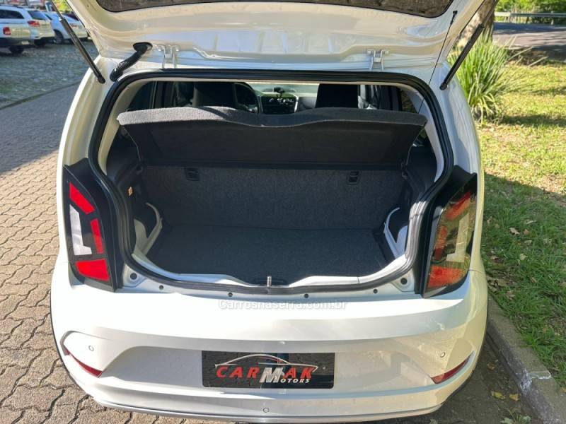 VOLKSWAGEN - UP - 2017/2018 - Branca - R$ 65.900,00