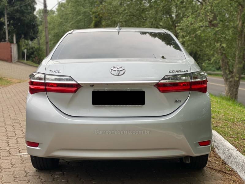 TOYOTA - COROLLA - 2018/2019 - Prata - R$ 110.900,00