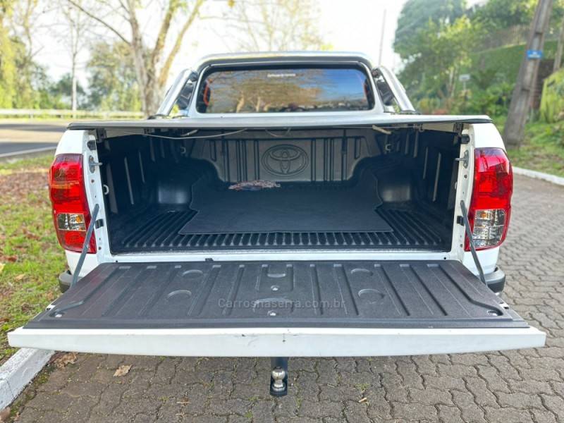 TOYOTA - HILUX - 2021/2021 - Branca - R$ 227.900,00