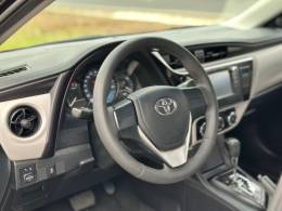 TOYOTA - COROLLA - 2017/2018 - Preta - R$ 92.900,00