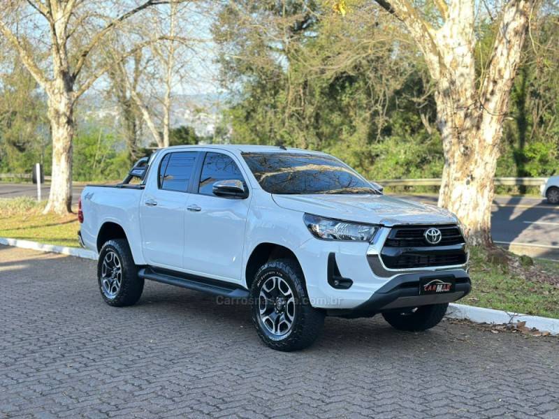 TOYOTA - HILUX - 2021/2021 - Branca - R$ 227.900,00